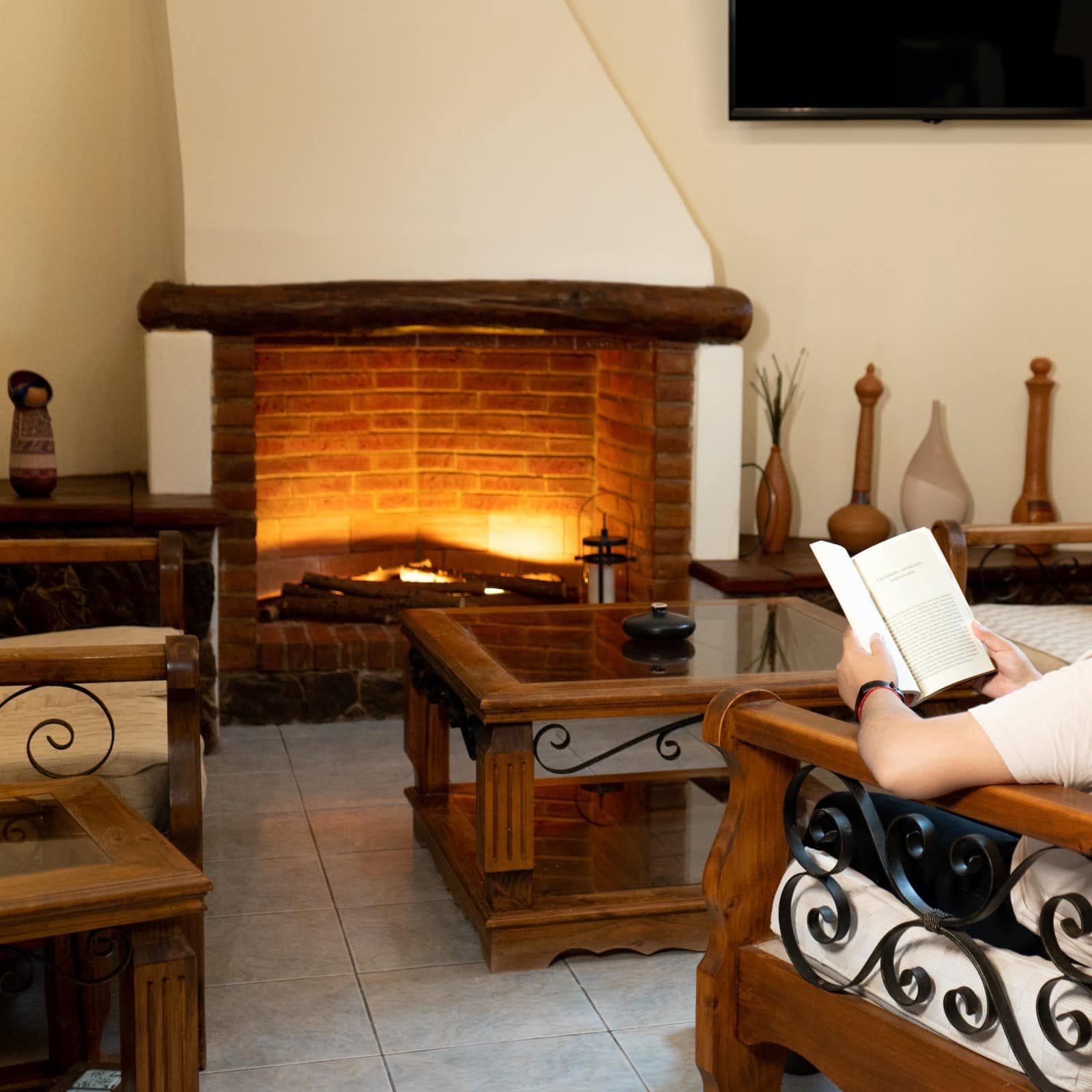 Sala con chimenea: Un ambiente cálido para descansar, leer o conversar al final del día.