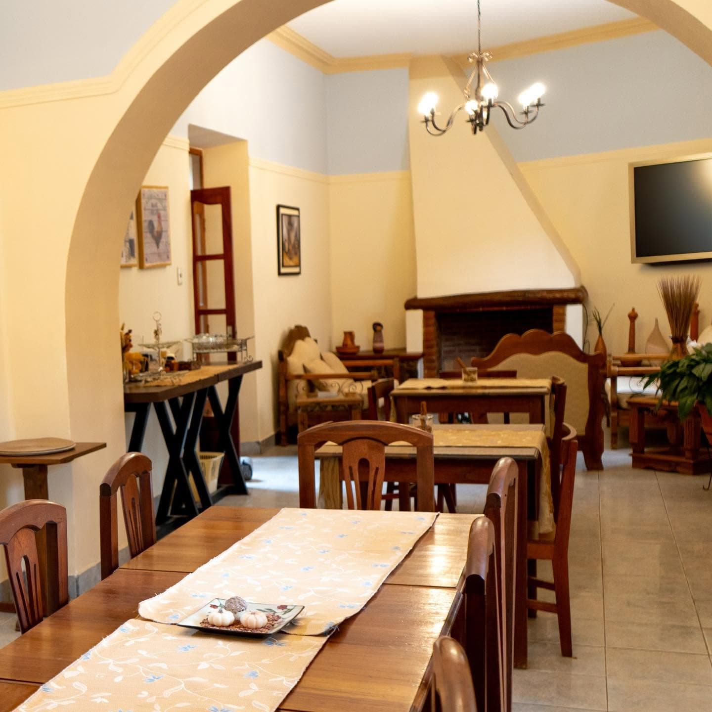 Comedor amplio: Mesas cómodas para grupos, familias y viajeros que prefieren comer sin salir.