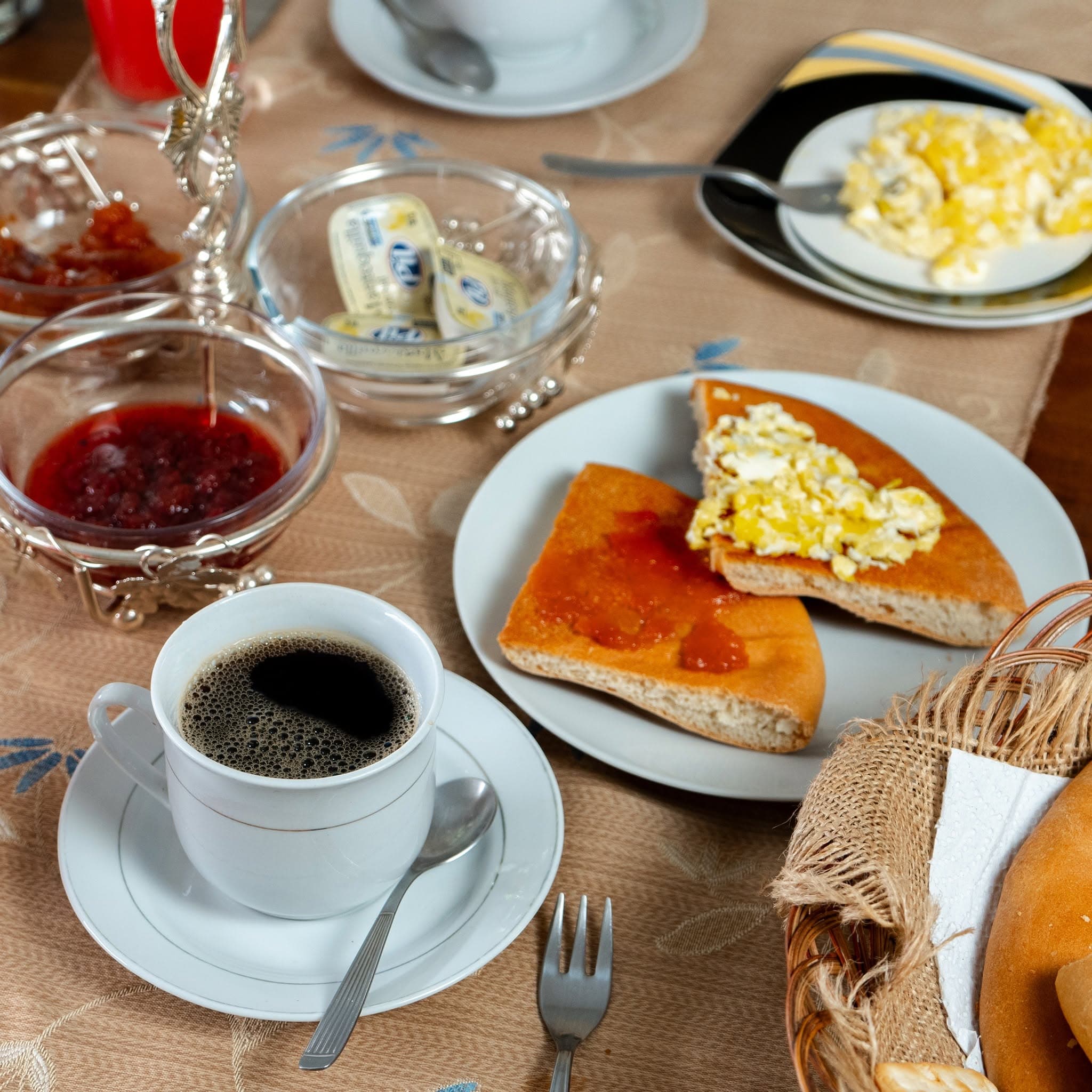 Desayunos servidos: Café, jugos y platos preparados para empezar la mañana dentro del hostal.