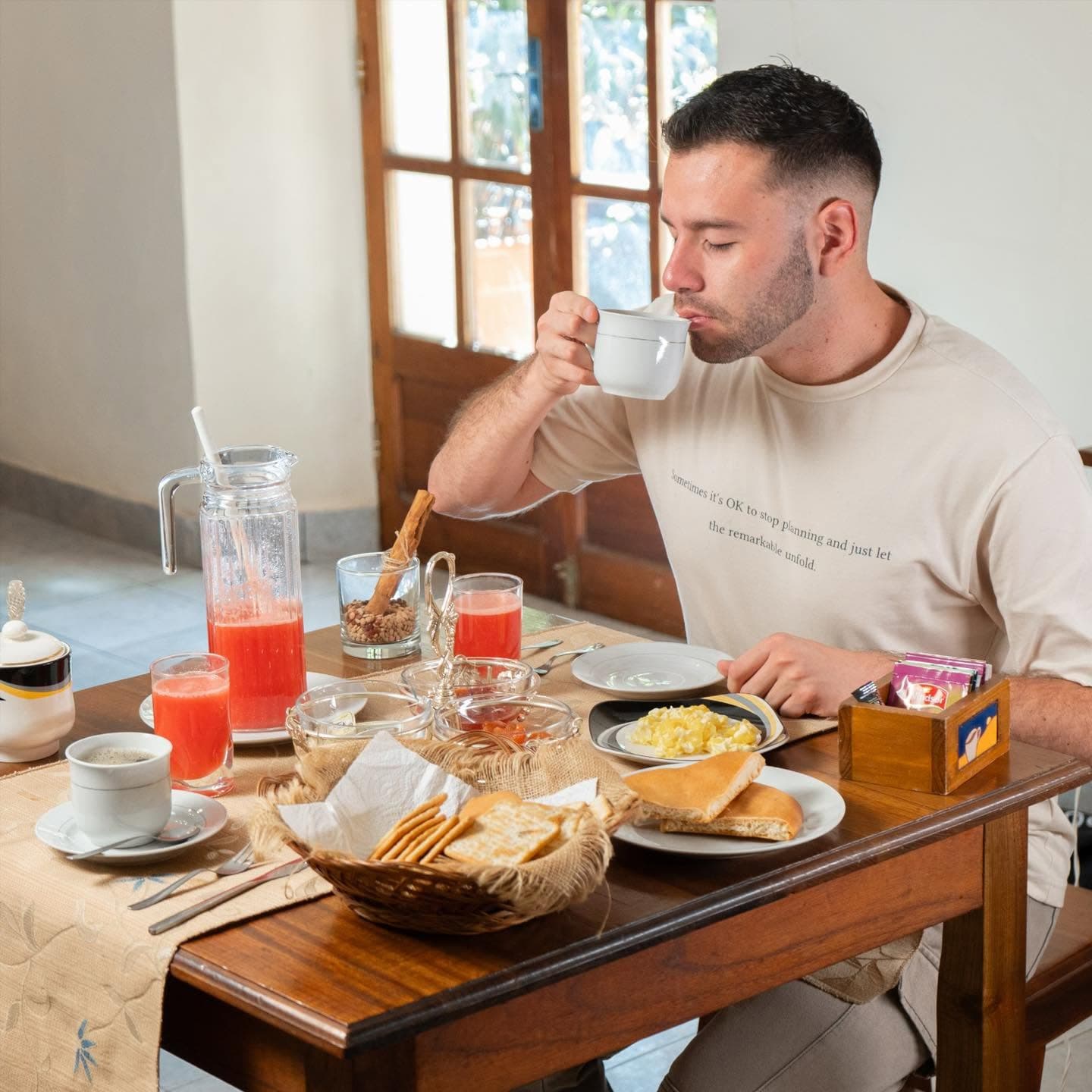 Desayuno en habitación: Una mesa servida con pan, fruta, café y jugo para una mañana sin apuro.