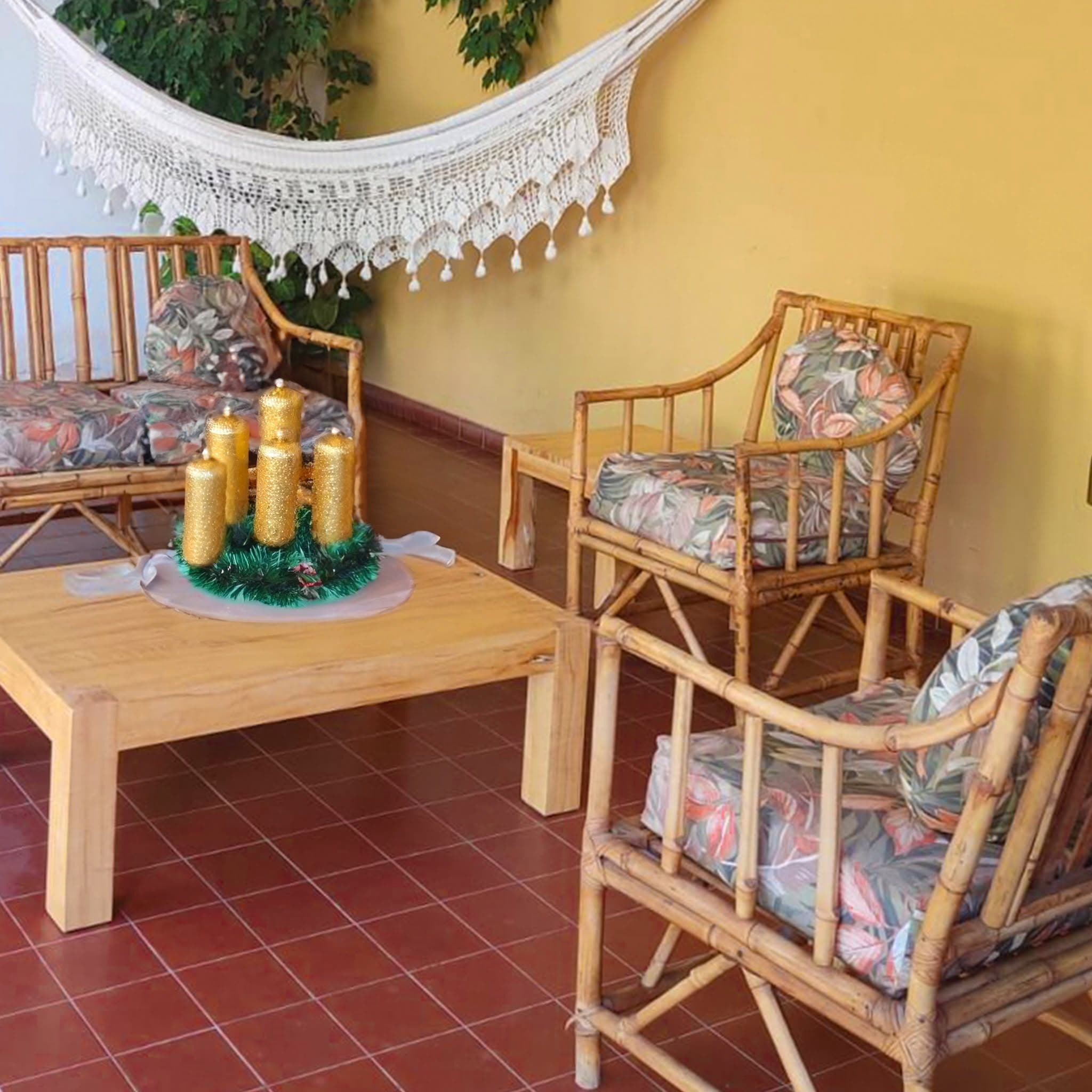 Rincones de descanso: Sillas de mimbre y un ambiente fresco para una pausa dentro del hostal.