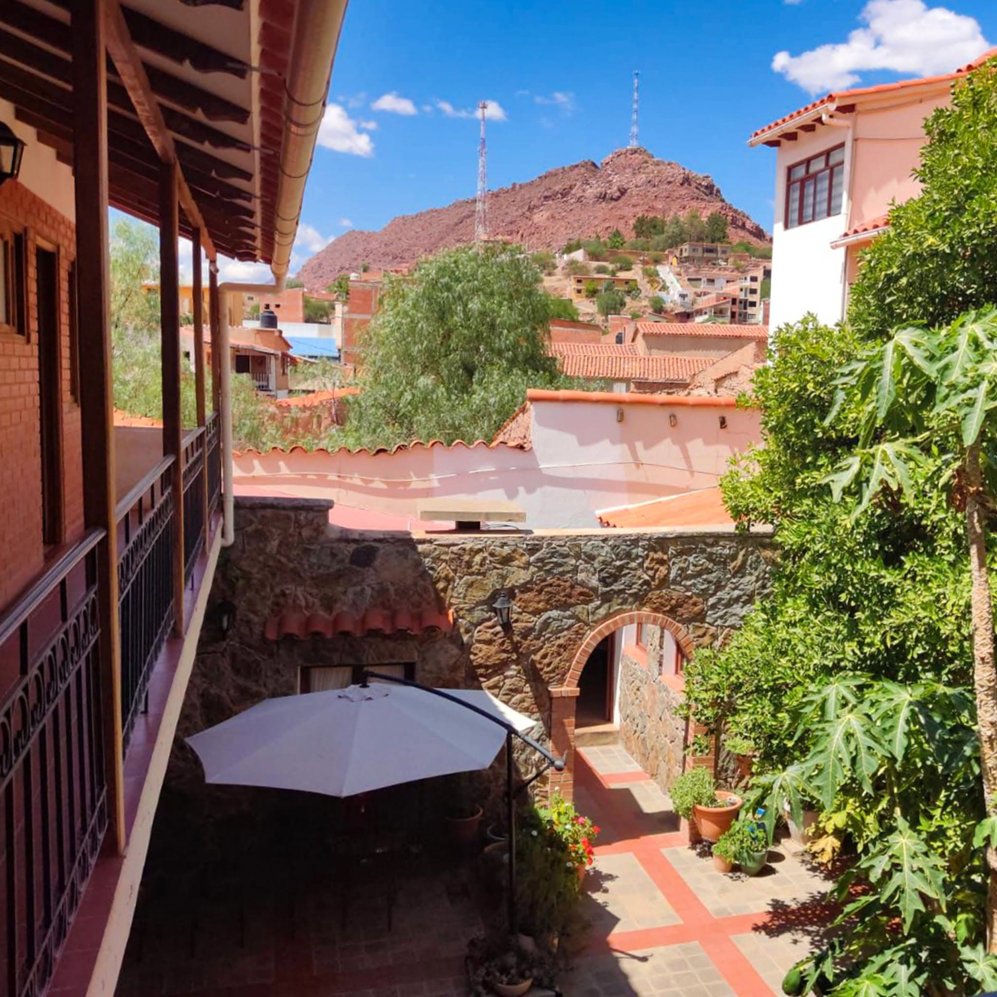 Vista desde el interior del Hostal Plaza hacia los cerros de Camargo