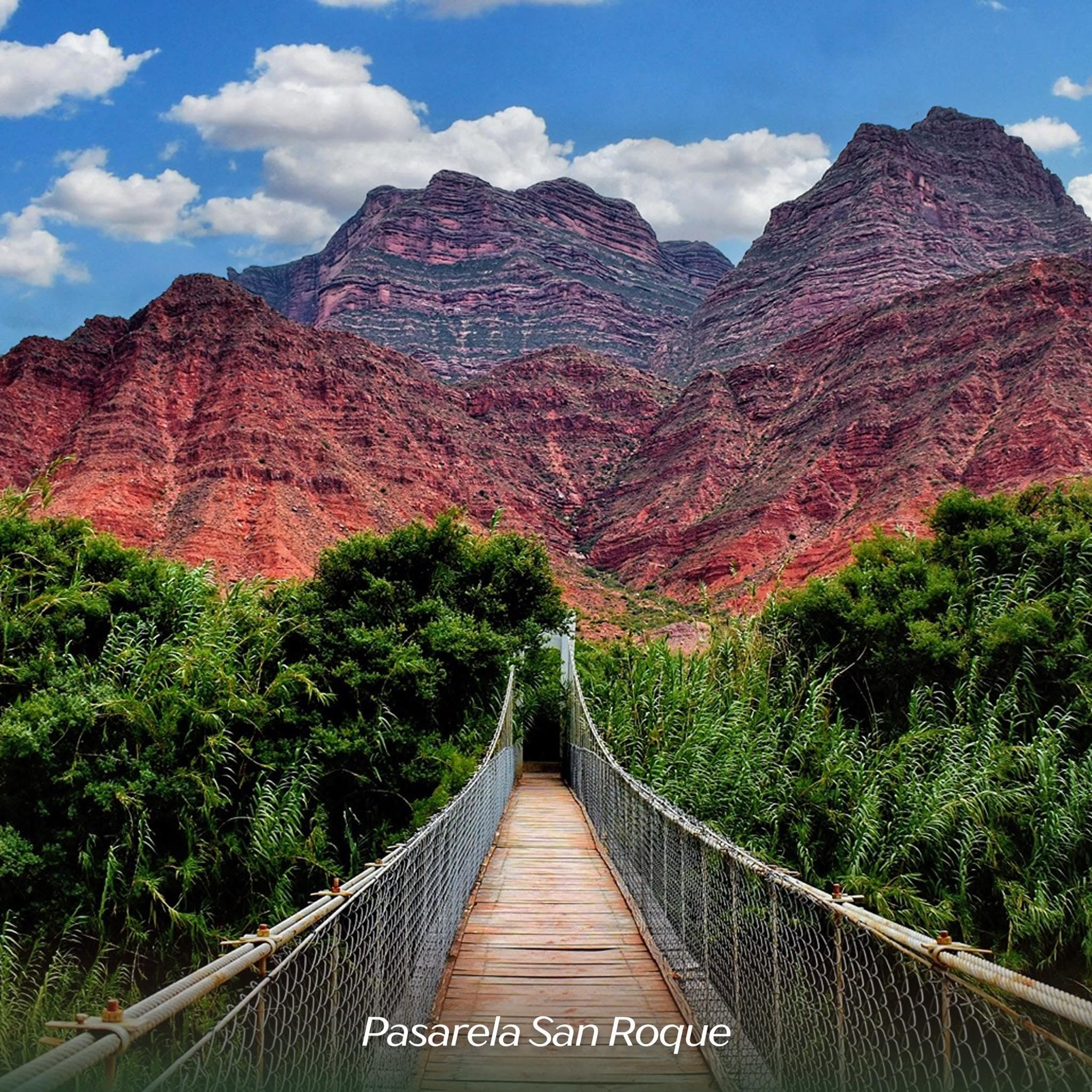 Pasarela San Roque: Paisaje de cerros rojizos y una caminata memorable cerca de la ciudad.