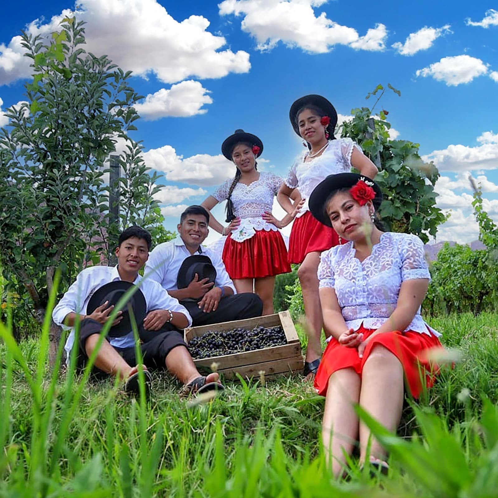 Tradición local: Personas y trajes típicos muestran el color cultural de Camargo.